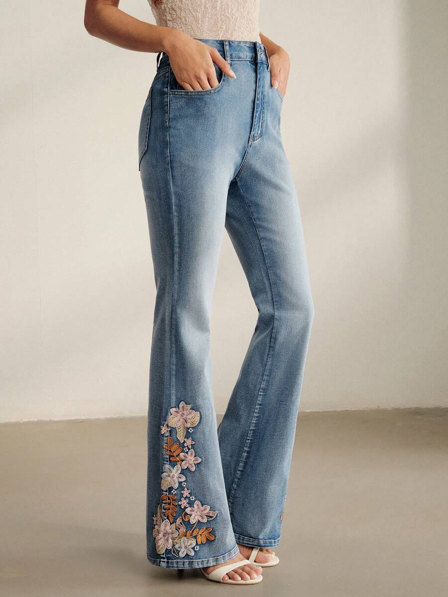 Anewsta Nuevos jeans acampanados de lujo con bordado de estilo vacacional en azul para mujeres - Azul - Ver 1
