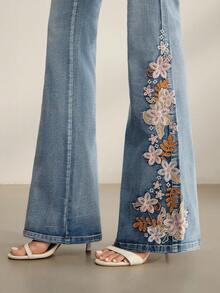 Anewsta Nuevos jeans acampanados de lujo con bordado de estilo vacacional en azul para mujeres - Azul - Ver 2