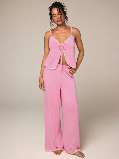 Athîral Bộ đồ ngủ nữ gồm áo hai dây và quần phối ren tương phản.