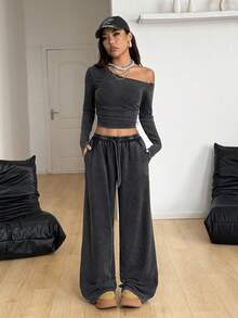 SHEIN PETITE CURVE Bộ đồ 2 món cỡ lớn, kiểu dáng thường ngày, cổ bẻ bất đối xứng, gồm áo croptop và quần dài. - Màu xám đen - Xem 3