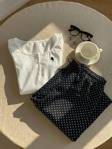 Comfortcana Bộ 2 món dành cho nữ: Áo dài tay cài cúc in hình hiệp sĩ và quần chấm bi. - màu đen - Xem 3