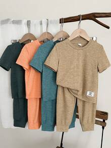 Set de 2 piezas de camiseta de manga corta con estampado de letras y pantalones cortos casuales para niño pequeño - Multicolor - Ver 1
