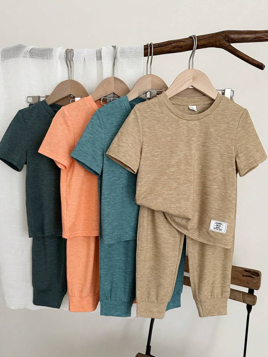 Set de 2 piezas de camiseta de manga corta con estampado de letras y pantalones cortos casuales para niño pequeño - Multicolor - Ver 1