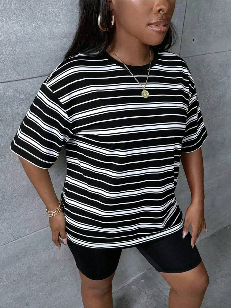 SHEIN CURVE+ 大码条纹印花宽松圆领短袖T恤 - 黑與白 - 查看 1