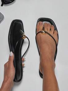 Solezae 女士舒适经典人字拖平底凉鞋，带金属装饰 - 黑色 - 查看 2