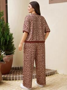 SHEIN LUNE 大码女式豹纹短袖上衣和裤子两件套休闲套装 - 彩色 - 查看 3