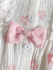 SHEIN Playful Pals 1 pieza Vestido de niña recién nacida de tela suave blanca con estampado floral rosa, cuello redondo, sin mangas, volantes en el bajo, con cierre a presión. Incluye sombrero/sombrero de sol redondo. Lindo, casual, fresco, dulce, elegante, adecuado para salidas diarias de verano, compras, escuela, viajes, fotografía, parque, fiestas y diversas ocasiones interiores/exteriores - Rosa Pálido - Ver 4
