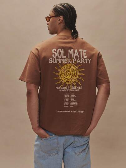 Musero Áo thun tay ngắn dáng rộng, vai rớt, lưng in hình đồ họa lớn "SOL MATE", thích hợp cho mùa xuân hè và các dịp lễ hội.