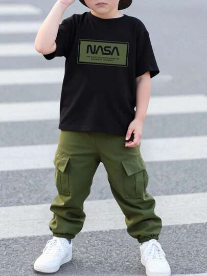 SHEIN Streecool Kids Bộ đồ gồm áo thun ngắn tay cổ tròn in khẩu hiệu dành cho bé trai, phối cùng quần cargo, thích hợp cho các lễ hội, tiệc tùng, hoặc các dịp thường ngày và thoải mái vào mùa xuân/hè.