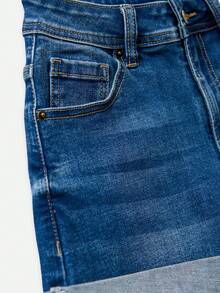 Nöista Mittelwäsche Denim Shorts mit Taillenbund in mittlerer Höhe und schlanker, entspannter Passform mit umgeschlagenem Saum und klassischem Fünf-Taschen-Stil. Aus weichem, dehnbarem blauem Denim für Alltagsoutfits im Sommer, lässige Urlaubslooks, Strandmode, Festivalstil, Streetwear-inspirierte Passformen und minimalistisches Y2K-Ästhetik-Garderobe. Perfekt für Sommerkleidung, lässige Wochenendoutfits, Urlaubslooks und einfaches Alltagsstyling. - Mittele Waschung - Übersicht 8