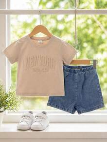 SHEIN Playful Pals 2件組 幼童男童休閒夏季米色字母印花T恤與牛仔短褲套裝 花童返校穿搭淺藍色牛仔褲嬰兒服飾 - 卡其色 - 查看 7