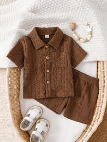 SHEIN 2pcs/Set Conjunto de roupa para bebé rapaz, castanho café, verão, boho casual, férias, cor sólida, textura jacquard, camisa com botões, bolso e gola & calções com cintura elástica 6M-3T - Castanho - Ver 1
