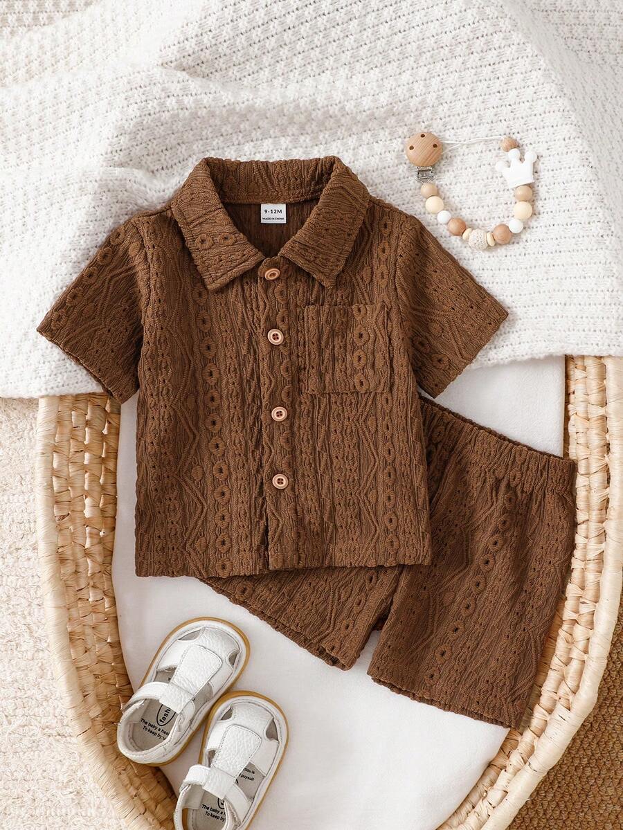 SHEIN 2pcs/Set Conjunto de roupa para bebé rapaz, castanho café, verão, boho casual, férias, cor sólida, textura jacquard, camisa com botões, bolso e gola & calções com cintura elástica 6M-3T - Castanho - Ver 1
