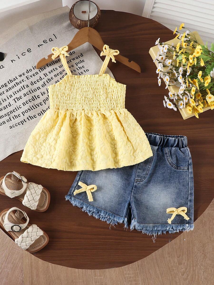 SHEIN Playful Pals Bộ 2 món cho bé gái, gồm áo hai dây thắt nơ xinh xắn thêu hoa và quần short denim, thích hợp cho các hoạt động ngoài trời và vui chơi, mùa xuân/hè. - Màu vàng - Xem 1