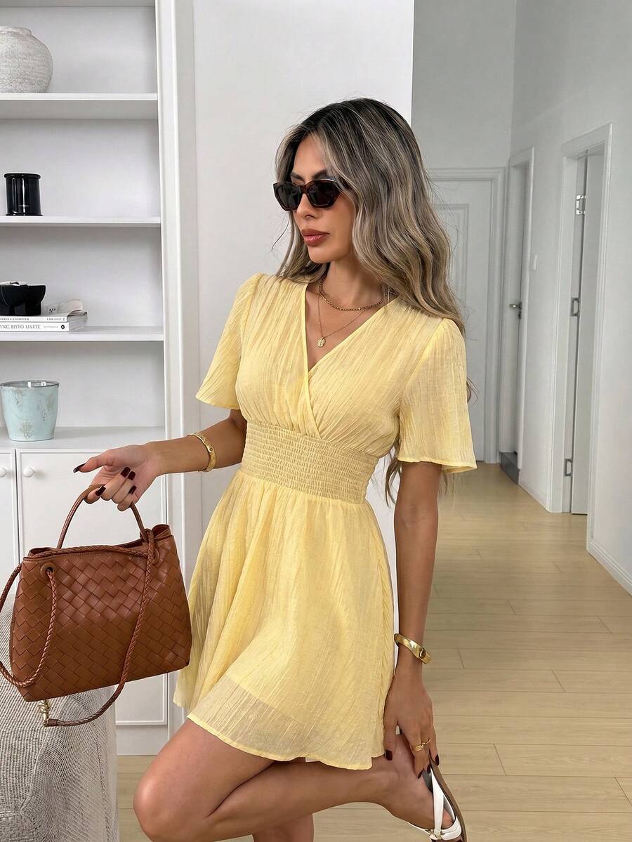 Đầm chữ A tay bồng xếp ly, eo nhún bèo, chất liệu crepe, màu vàng nhạt, kiểu dáng thoải mái, thanh lịch, thích hợp cho nữ đi làm, đi nghỉ mát, mùa xuân/hè. - Vàng nhạt - Xem 1