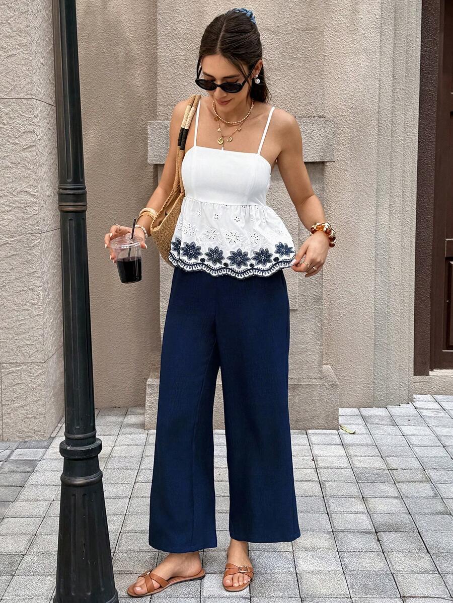 SHEIN Frenchy Bộ đồ nữ thường ngày đi biển, thêu hoa hiệu Schiffy, áo hai dây và quần ống rộng. - Màu xanh nhạt - Xem 1