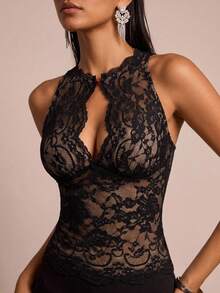 SHEIN Glamour Blusa de mujer con cuello en V, sin mangas, con encaje elástico negro, recorte de encaje y estampado de colocación, blusa versátil y sexy para festivales de música de moda - Negro - Ver 3