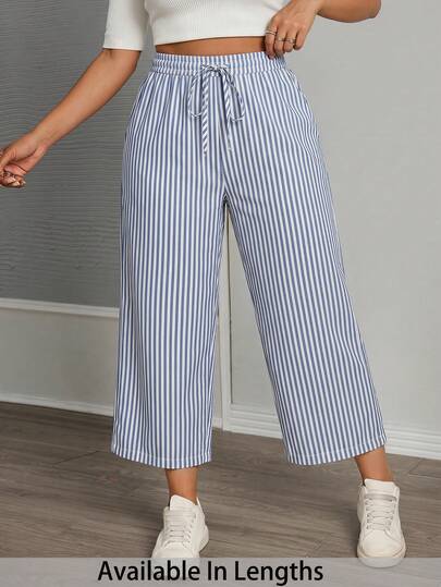 SHEIN PETITE CURVE Quần dài cotton cạp chun kẻ sọc xanh trắng cỡ lớn PETITE CURVE có túi và xẻ tà hai bên, phù hợp cho các dịp thường ngày, du lịch, đi làm vào mùa xuân/hè. Quần ống rộng cotton phong cách boho/sexy cho nữ, quần kẻ sọc ống rộng cạp chun mùa hè, trang phục mùa xuân cho nữ, quần cotton cạp chun mùa hè, quần ống rộng kẻ sọc cạp chun.
