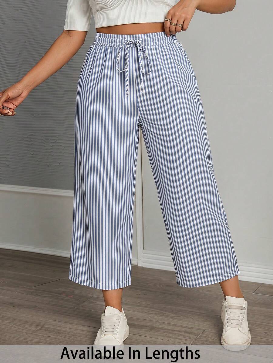 SHEIN PETITE CURVE PETITE CURVE 大码蓝白条纹棉质休闲裤，带口袋和侧开衩，适合春夏休闲、度假、通勤穿着。这款阔腿棉质裤风格百搭，充满波西米亚风情，性感迷人。条纹阔腿裤，夏季休闲裤，春季百搭单品。