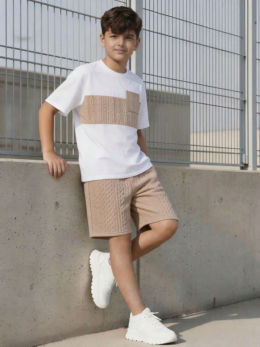 SHEIN 2件套青少年男童撞色字母拼接圆领短袖T恤和3D字母户外休闲运动短裤，适合夏季、学校、校园、大学穿着。