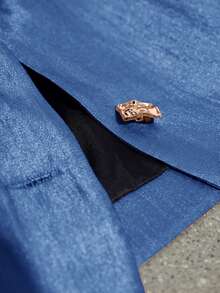 Aveloria Modichic Elegante camicetta di lusso di alta gamma in materiale simile al raso, con collo rotondo, decorazione con bottoni in metallo e maniche a petalo per le donne - Blu - Visualizzare 5
