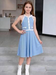 Elladie kids 这款清新校园风露背针织连衣裙，采用柔软弹力的针织面料制成，领口饰有精致纽扣，A字廓形搭配白色滚边，休闲优雅的设计，适合春夏周末、亲子约会和儿童派对穿着。 - 藍色 - 查看 5
