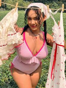Swim Mod Bộ jumpsuit liền thân cỡ lớn dành cho nữ, ngọt ngào và dễ thương, tối giản, thích hợp cho kỳ nghỉ biển, màu hồng sọc, chất liệu đặc biệt, dây đeo màu hồng tương phản, cổ chữ V, bèo nhún, dây rút bên hông. - Hồng - Xem 1