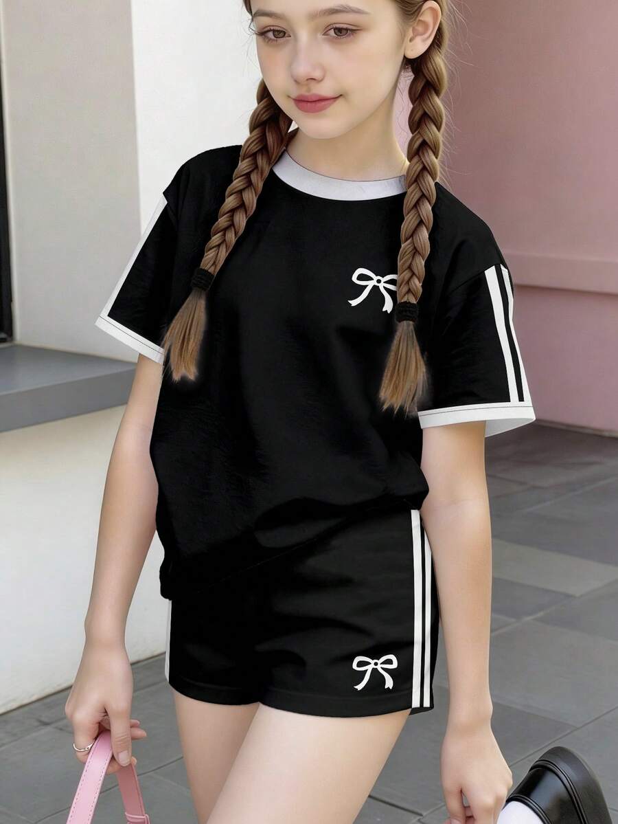 女童黑色圆领短袖T恤和黑色短裤套装(2件套),数码印花短袖,蝴蝶结印花,适合春夏穿着,时尚休闲。 - 粉色 - 查看 1