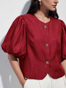2026 Modichic Blusa elegante y de alta gama con material satinado, cuello redondo, decoración de botón metálico y mangas con diseño de pétalos para mujeres - Burdeos - Ver 2