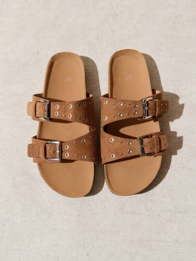 Nöista Một đôi sandal sinh học thoải mái làm từ da lộn giả màu nâu nhạt, có quai cài đôi điều chỉnh được với chi tiết khoen kim loại tạo nên vẻ ngoài giản dị nhưng cá tính.