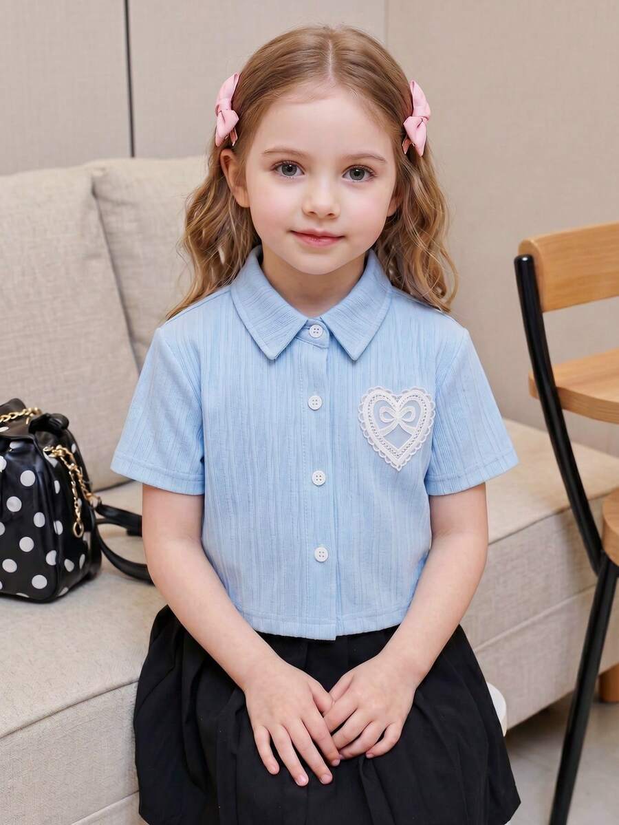 SHEIN Genkimix Kids Nueva blusa primavera/verano para niñas pequeñas con cuello de encaje con lazo, bolsillo y textura de tela a rayas - Azul - Ver 1