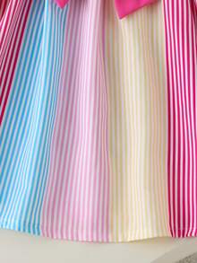 SHEIN Vintaside Kids Vestido Casual Solto de Estilo Francês Fresco e Doce para Meninas Jovens com Gola Quadrada, Mangas Bufantes, Decoração de Laço 3D e Estampa de Laço em Todo o Vestido, Azul e Branco Listrado, Verão - Rosa chiclete - Visão 5