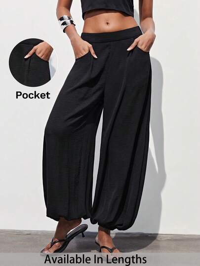 SHEIN PETITE CURVE Gợi ý trang phục mùa hè cho nữ cỡ lớn: Quần jogger dài màu đen bằng vải dệt, kiểu dáng thường ngày, họa tiết trơn và điểm nhấn là khóa kéo.