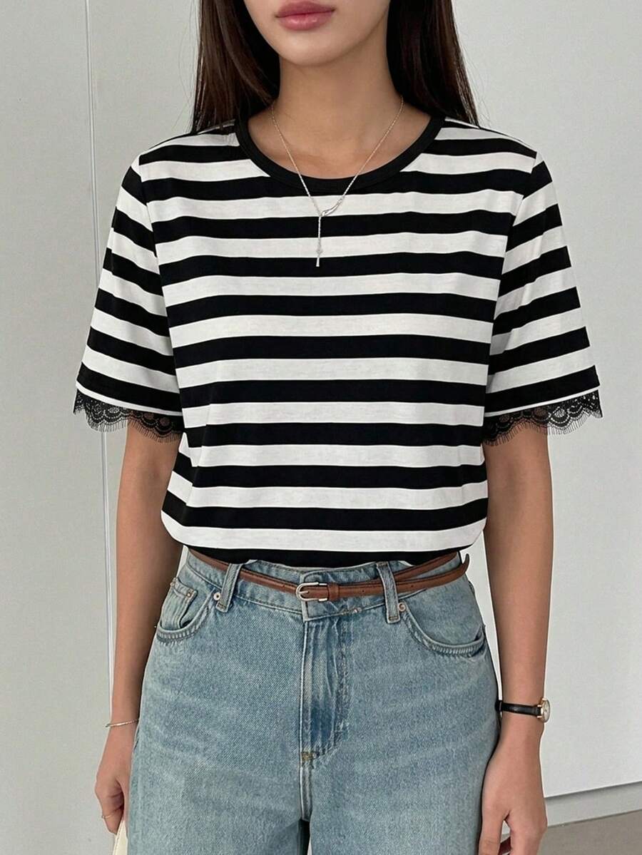 DAZY Camiseta casual de mujer con cuello redondo, manga corta y parches de encaje - Negro - Ver 1
