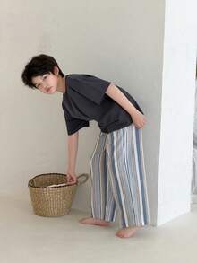 DAZY Bộ đồ ngủ mùa hè cho bé trai gồm áo thun cổ tròn rộng và quần ống đứng kẻ sọc. - Xám - Xem 1