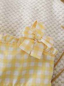 SHEIN Conjunto de 2 piezas de top con tirantes con bordado de fresa y lazo a cuadros rojos y blancos, y shorts triangulares para niña recién nacida, nuevo estilo lindo y apropiado para tomar fotos y vacaciones - Multicolor - Ver 5