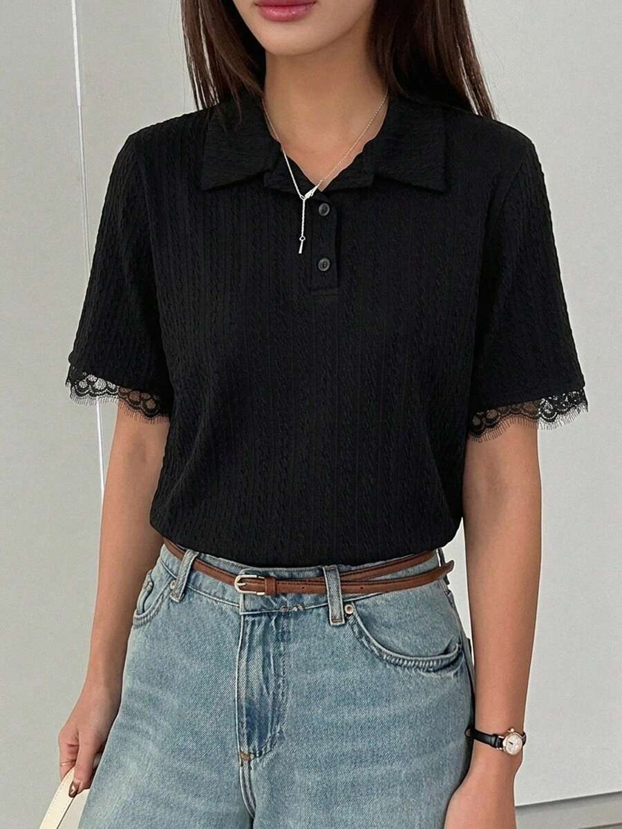 DAZY 女款夏季圓領短袖蕾絲拼接套頭休閒極簡風T恤 - 黑色 - 查看 1