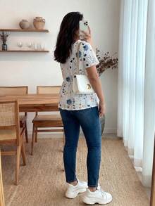 Enliva Áo thun nữ mùa hè Boho họa tiết hoa nhuộm loang cổ chữ V cỡ lớn có ren tương phản - Nhiều màu - Xem 3