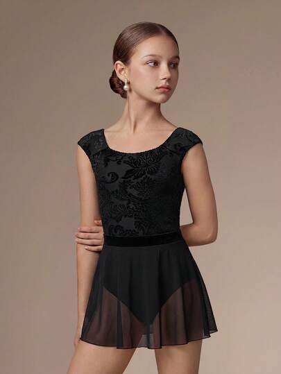 SHEIN Bộ đồ thời trang cho bé gái gồm áo tay ngắn màu đen cổ điển và chân váy voan cạp cao, phối voan và vải nhung mềm mại, kiểu dáng thanh lịch, năng động, phù hợp cho nhiều cấp độ, sân khấu chuyên nghiệp và các cuộc thi, có độ co giãn cao và bền, thân thiện với da.
