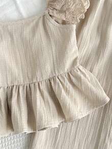 SHEIN LMoss Kids 女童杏色法式優雅刺繡蕾絲飾邊荷葉袖背心上衣套裝，適合幼兒春夏秋季，上衣背面大蝴蝶結設計，長褲，2件套，卡其色休閒度假穿搭 - 卡其色 - 查看 6