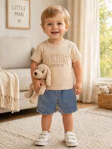 SHEIN Playful Pals 2件組 幼童男童休閒夏季米色字母印花T恤與牛仔短褲套裝 花童返校穿搭淺藍色牛仔褲嬰兒服飾 - 卡其色 - 查看 6