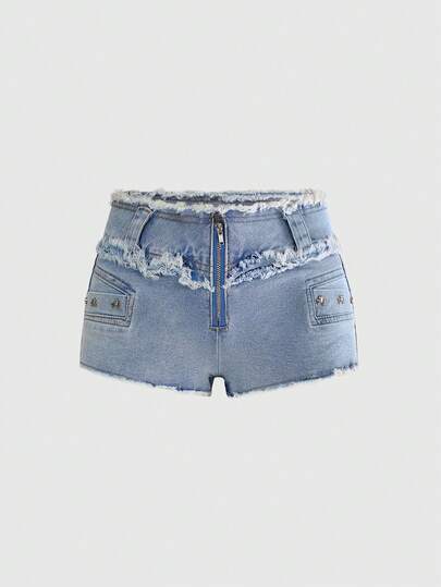 ROMWE Quần short denim nữ màu xanh nhạt rách rưới họa tiết đầu lâu và đinh tán kim loại phong cách Y2K Baddie.