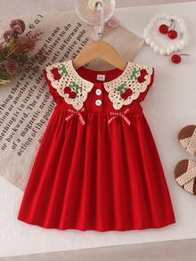 SHEIN Playful Pals 春夏女童无袖红色连衣裙，饰有花朵滚边领口、3D草莓刺绣和格子蝴蝶结，甜美可爱风格，适合外出、日常穿着和派对。 - 紅色 - 查看 7