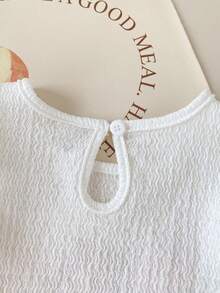 SHEIN Playful Pals 2件套女童白色和橙色针织波浪荷叶边柔软面料3D花朵圆领无袖荷叶边下摆上衣+松紧腰短款A字休闲甜美可爱套装，适合春夏日常穿着、上学、公园、旅行、摄影及各种场合。 - 橘色 - 查看 7