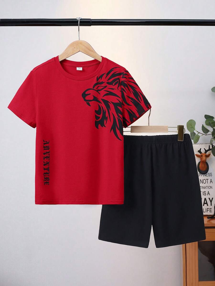 SHEIN Bộ đồ mặc nhà mùa hè 2 món cho bé trai, kiểu dáng rộng rãi, thoải mái, in hình sư tử, gồm áo thun và quần short dệt kim, họa tiết sư tử. - Đỏ - Xem 1