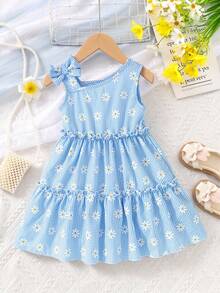 SHEIN Vintaside Kids 这款浅蓝色和白色格子连衣裙，饰以雏菊印花，散发着清新夏日气息。雏菊印花与格子图案的结合，赋予其质朴的乡村魅力，不对称的肩部蝴蝶结设计更添甜美独特之感。整体设计简洁清新，蓝白配色尤其衬托肤色。这款连衣裙非常适合在春末夏初穿着。 - 藍色 - 查看 4