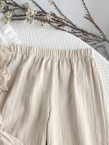SHEIN LMoss Kids 女童杏色法式優雅刺繡蕾絲飾邊荷葉袖背心上衣套裝，適合幼兒春夏秋季，上衣背面大蝴蝶結設計，長褲，2件套，卡其色休閒度假穿搭 - 卡其色 - 查看 5