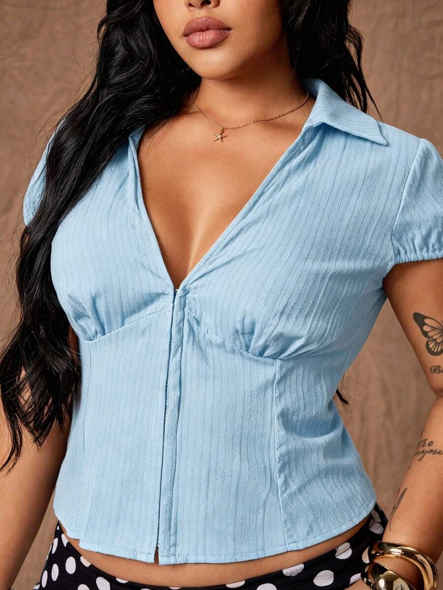Rustia Camisa de manga corta ajustada con cuello vuelto de unicolor y elegante, blusa versátil de nuevo diseño con botones para el verano - Azul - Ver 1