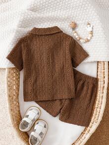 SHEIN 2pcs/Set Conjunto de roupa para bebé rapaz, castanho café, verão, boho casual, férias, cor sólida, textura jacquard, camisa com botões, bolso e gola & calções com cintura elástica 6M-3T - Castanho - Ver 2