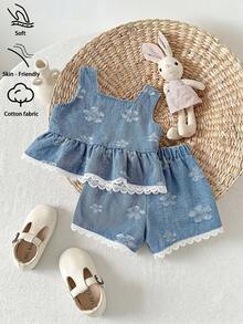 SHEIN Playful Pals 女婴牛仔套装，休闲时尚设计，无袖宽松牛仔上衣，荷叶边下摆和纽扣门襟，弹性腰带蕾丝边牛仔短裤，柔软棉质牛仔面料，适合春、夏、秋、冬四季穿着。 - 淺色水洗藍 - 查看 2